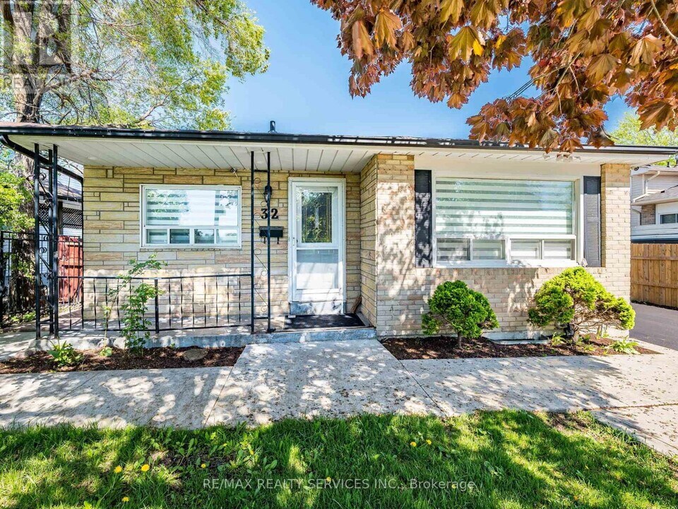 32 Madoc Dr in Brampton, ON - Building Photo
