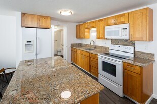 440 Lewers St in Honolulu, HI - Building Photo