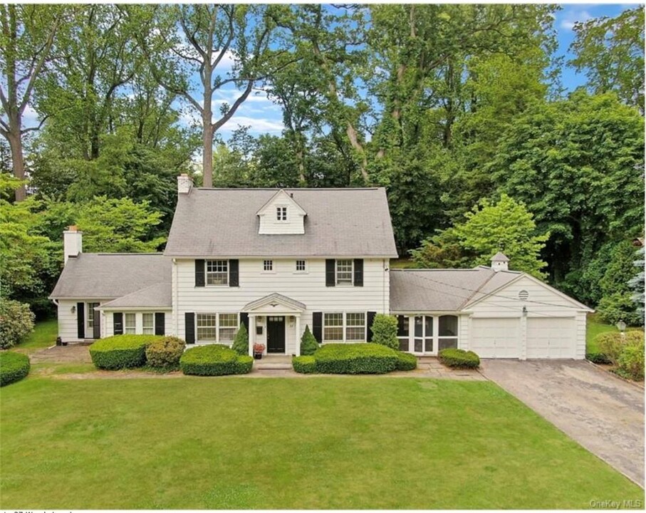 27 Woods Ln in Scarsdale, NY - Building Photo