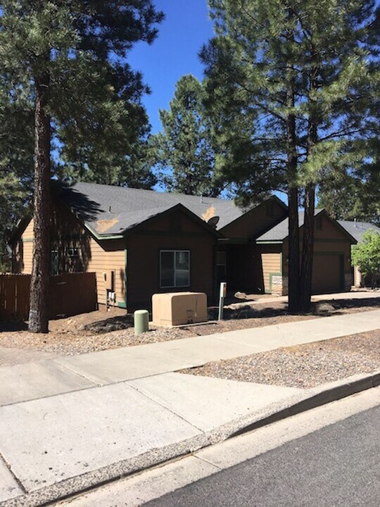 4871 S Elves Chasm Trail in Flagstaff, AZ - Building Photo