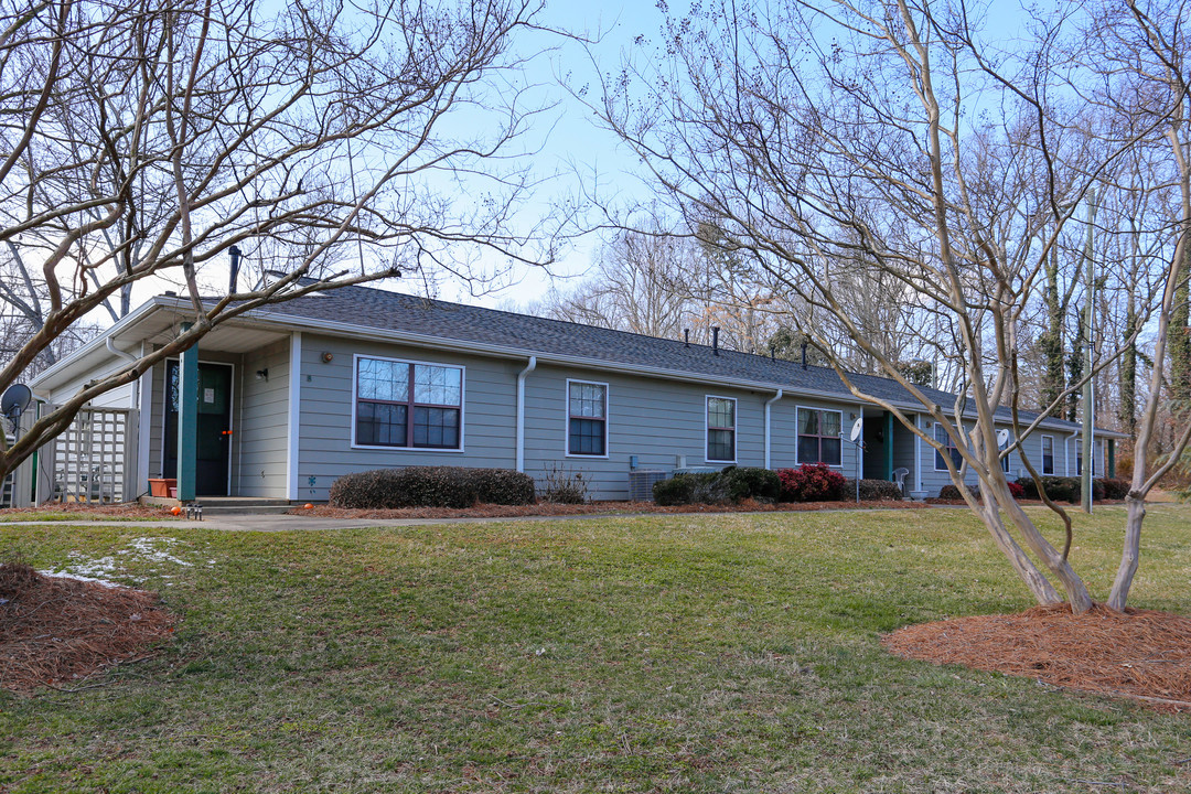 Sharon Manor Apartments in Charlotte, NC - Building Photo