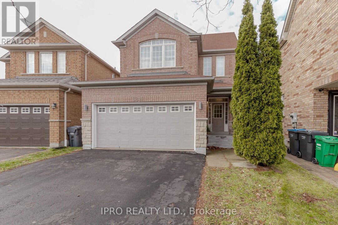 3243 Flagstone Dr in Mississauga, ON - Building Photo