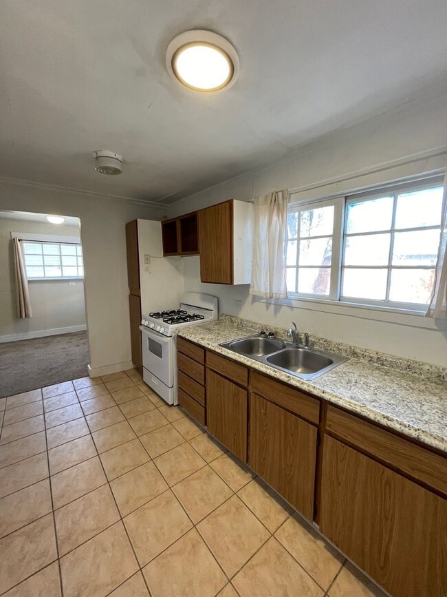 property at 1529 Oak St