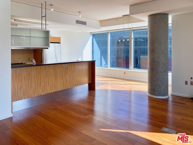 1155 S Grand Ave in Los Angeles, CA - Foto de edificio - Building Photo