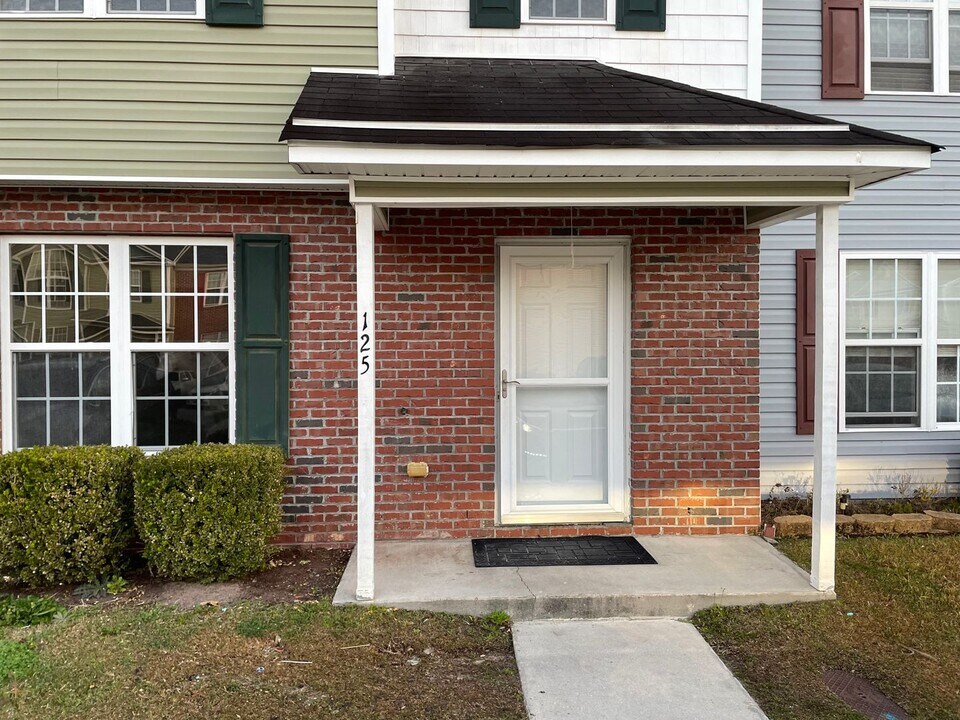 125 Apache Trail in Havelock, NC - Building Photo