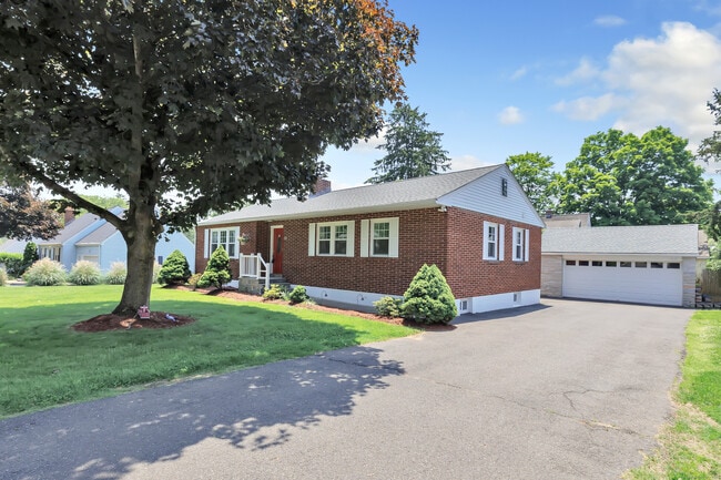 61 Wakeley St in Shelton, CT - Building Photo - Building Photo