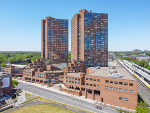 The Crossways in Toronto, ON - Building Photo - Building Photo