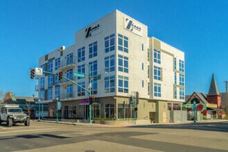 The Zivar Luxury Apartments in Roseville, CA - Building Photo - Building Photo