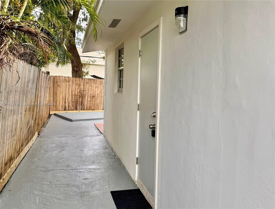 52 Flagami Blvd-Unit -B in Miami, FL - Building Photo