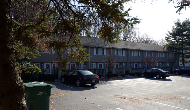 Bush Gardens in Cranston, RI - Foto de edificio - Building Photo