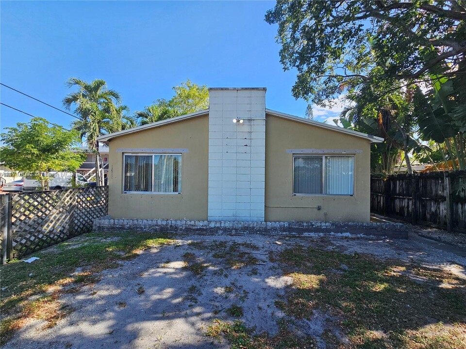 1811 N 19th Ave in Hollywood, FL - Building Photo