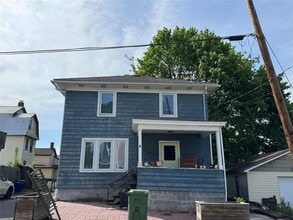 39 Crescent Pl in Middletown, NY - Building Photo - Building Photo
