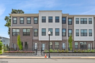 329 Main St in Little Falls, NJ - Foto de edificio - Building Photo