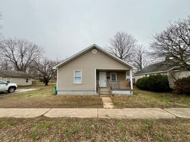 235 Elmont Rd in Sullivan, MO - Building Photo