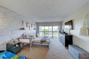 731 N Pine Island Rd in Plantation, FL - Building Photo