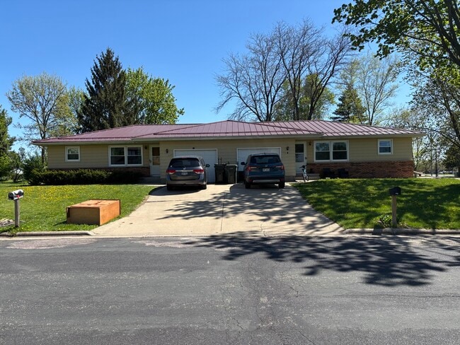 2335 Montana Ave, Unit 2335 in Sun Prairie, WI - Building Photo - Building Photo