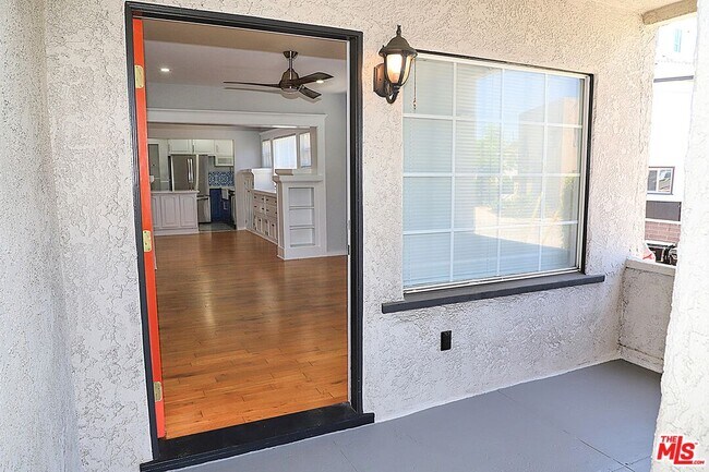 1132 Myra Ave in Los Angeles, CA - Building Photo - Building Photo