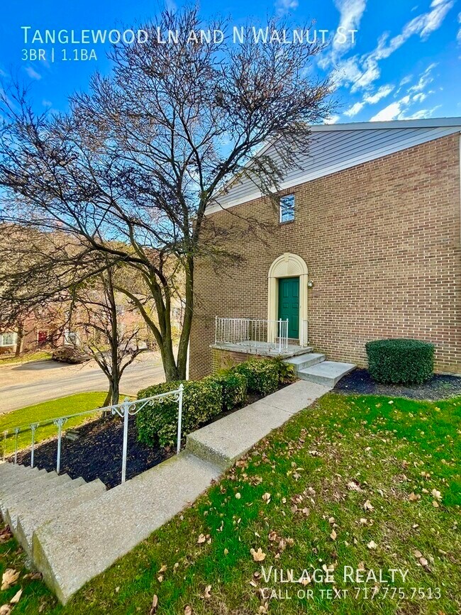 438 Tanglewood Ln in Dallastown, PA - Building Photo - Building Photo