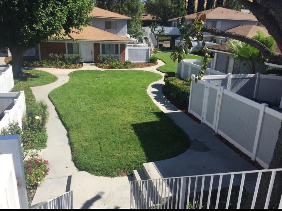 28167 Robin Ave in Santa Clarita, CA - Foto de edificio