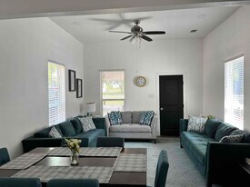 206 E Brenham St in Elgin, TX - Building Photo