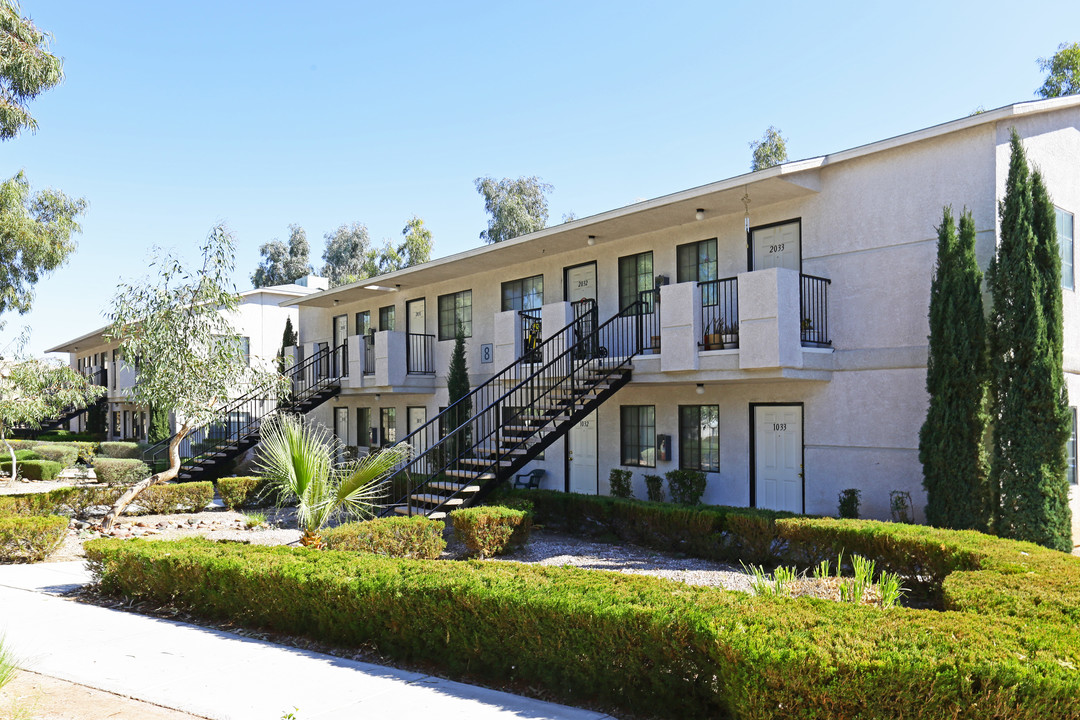 St. Louis Apartments in Las Vegas, NV - Building Photo