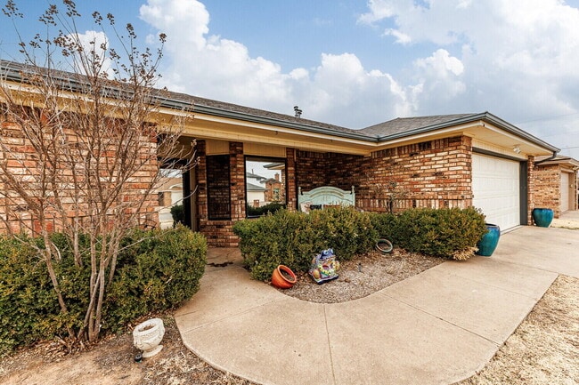 6037 72nd St in Lubbock, TX - Foto de edificio - Building Photo