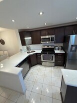 450 Paradise Isle Blvd, Unit 201 in Hallandale Beach, FL - Building Photo