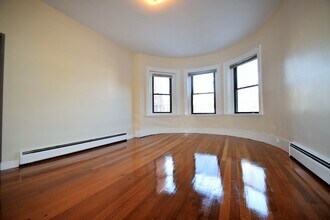 1728 Beacon St, Unit 1 in Brookline, MA - Foto de edificio - Building Photo