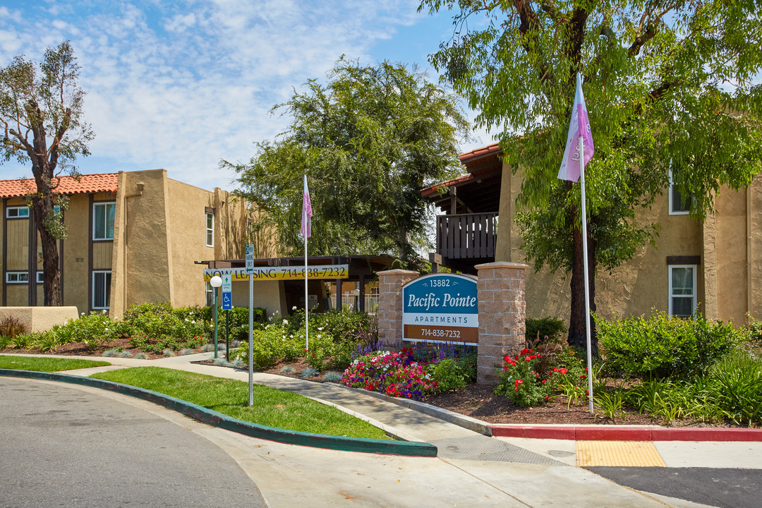 112 Pacific Pointe Apartments in Tustin, CA - Foto de edificio