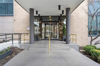 4545 Wornall Rd, Unit 309 in Kansas City, MO - Foto de edificio - Building Photo