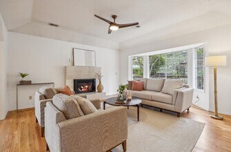 213 Hidalgo St in Lake Oswego, OR - Building Photo - Building Photo