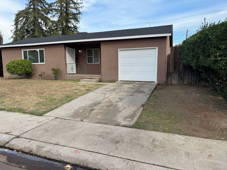 2306 Rivera Dr in Modesto, CA - Building Photo