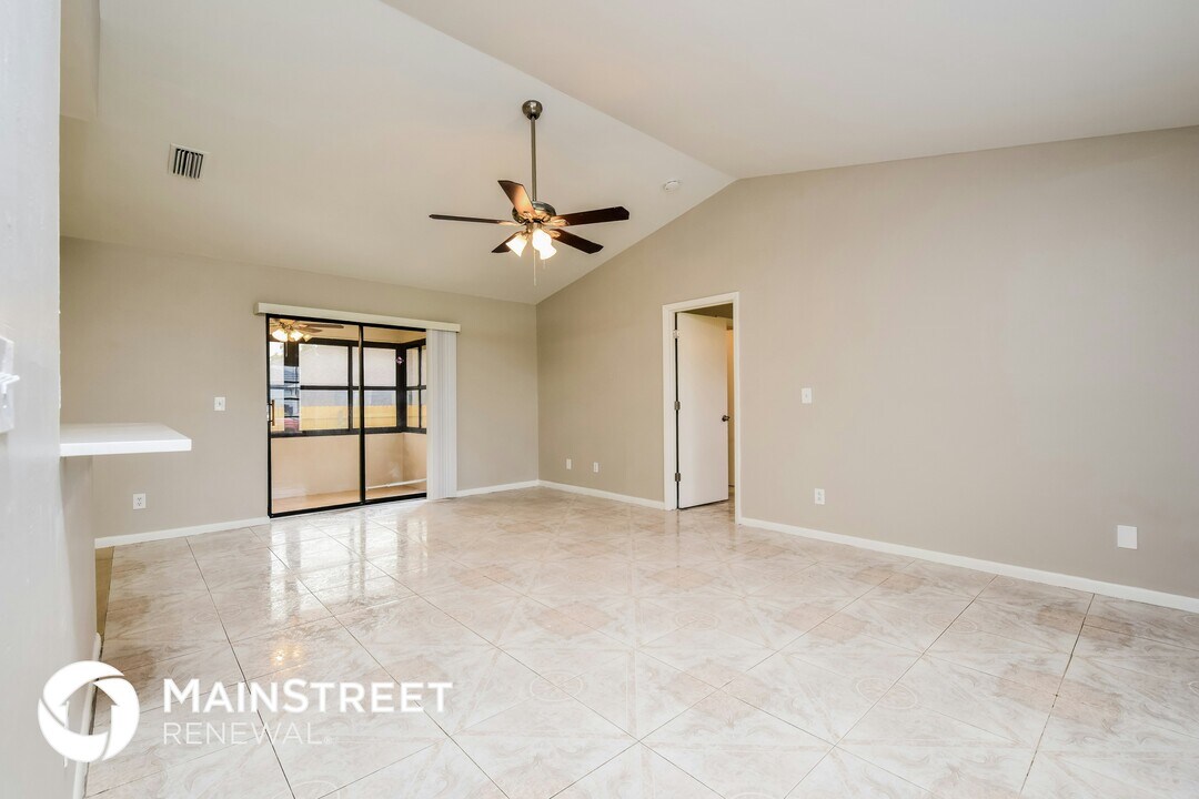 8360 Coral Dr in Ft. Myers, FL - Building Photo