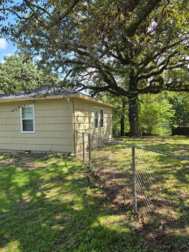 1728 Dogwood Dr in Chattanooga, TN - Building Photo - Building Photo