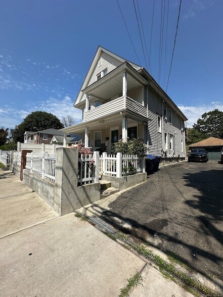 16 Charron St in Bridgeport, CT - Foto de edificio