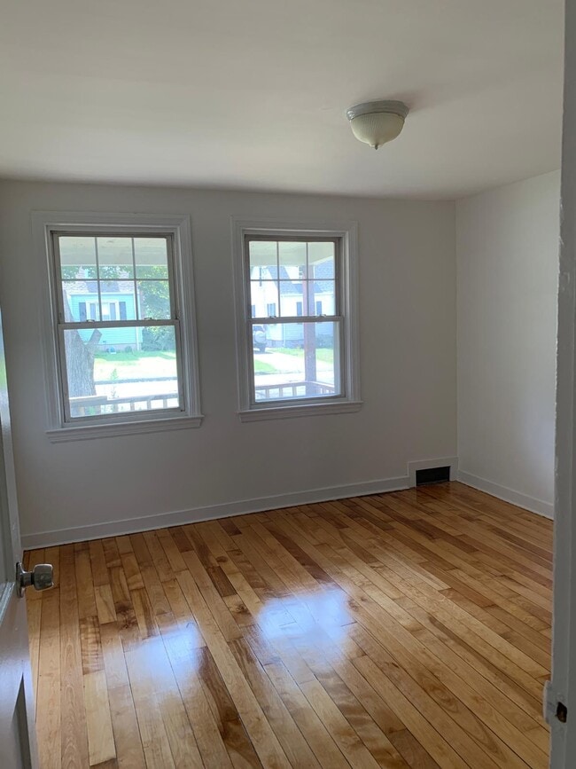 47 Lyness St in Manchester, CT - Foto de edificio - Building Photo