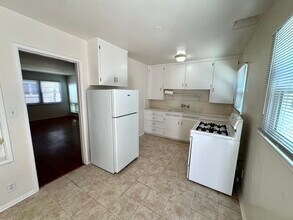 1037 Ocean Park Blvd, Unit ALowerFront in Santa Monica, CA - Foto de edificio - Building Photo