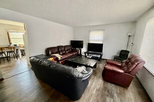 902 Cedar River Dr NW in Waverly, IA - Building Photo