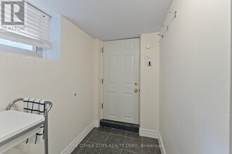 32 Chamberlain Ave in Toronto, ON - Building Photo - Building Photo