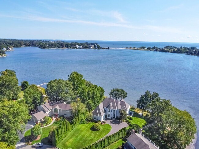 19 Weeds Landing in Darien, CT - Foto de edificio - Building Photo