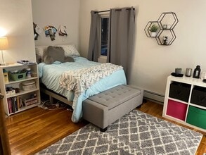 42 Orchard Rd, Unit 2 in Brookline, MA - Foto de edificio - Building Photo