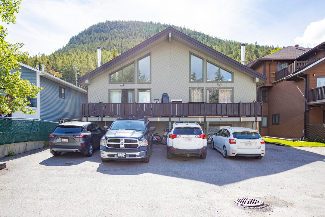 428B Muskrat St in Banff, AB - Building Photo