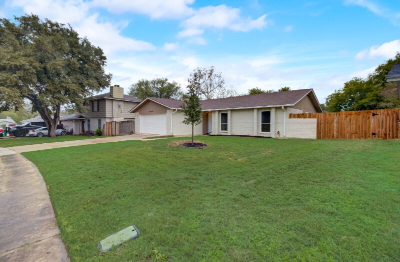 13614 Larkbrook St in San Antonio, TX - Building Photo