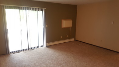 909 Apartments in Jamestown, ND - Foto de edificio - Building Photo