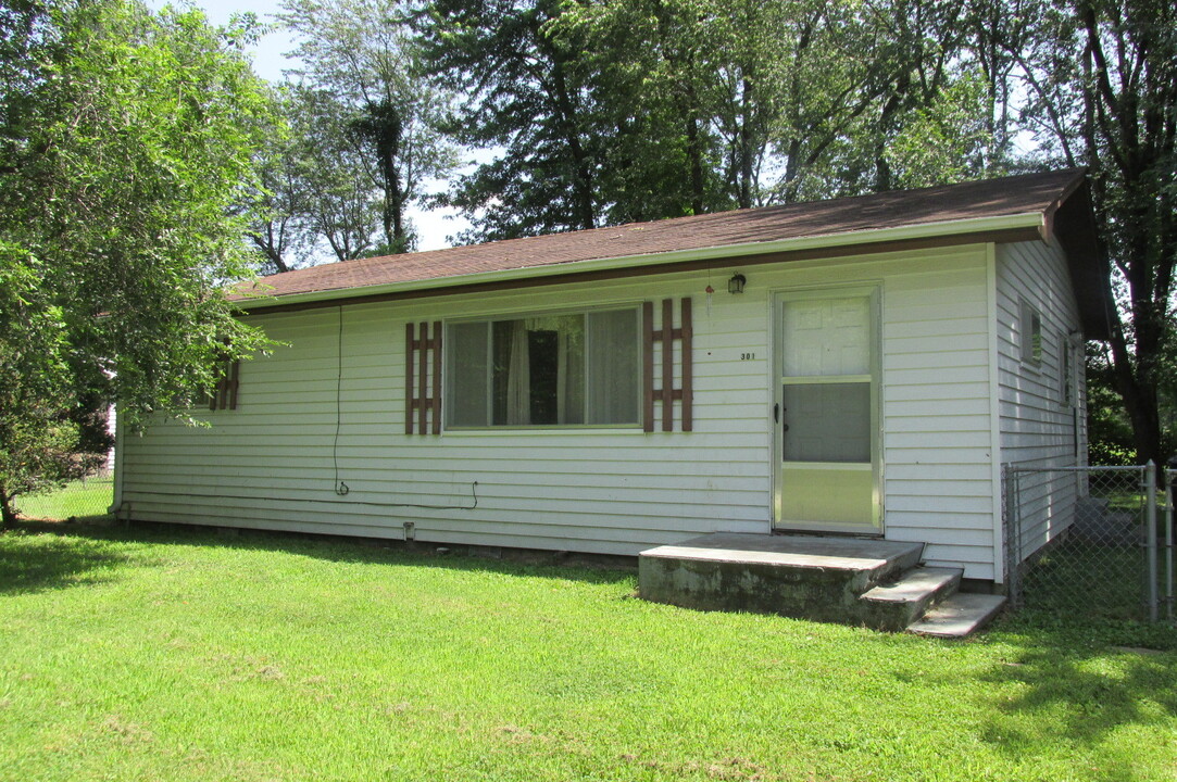 301 El Paso St SE in Gravette, AR - Building Photo