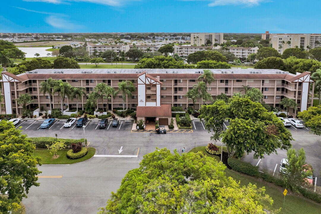 7300 Amberly Ln in Delray Beach, FL - Building Photo