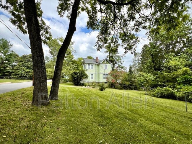 143 Pearson Dr in Asheville, NC - Building Photo - Building Photo
