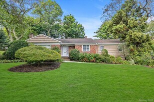 19 Flamingo Rd in Roslyn, NY - Building Photo