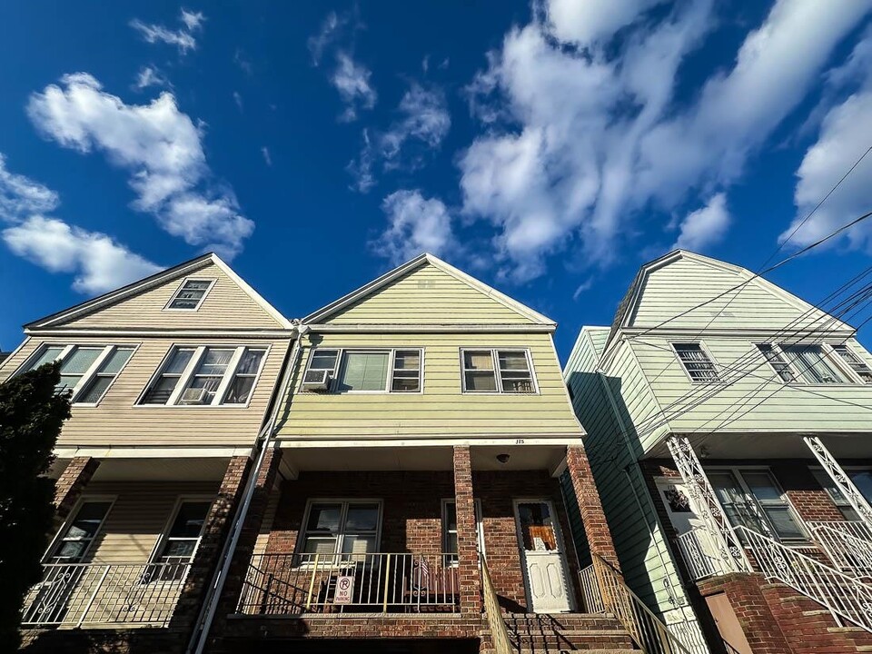 175 W 24th St in Bayonne, NJ - Foto de edificio
