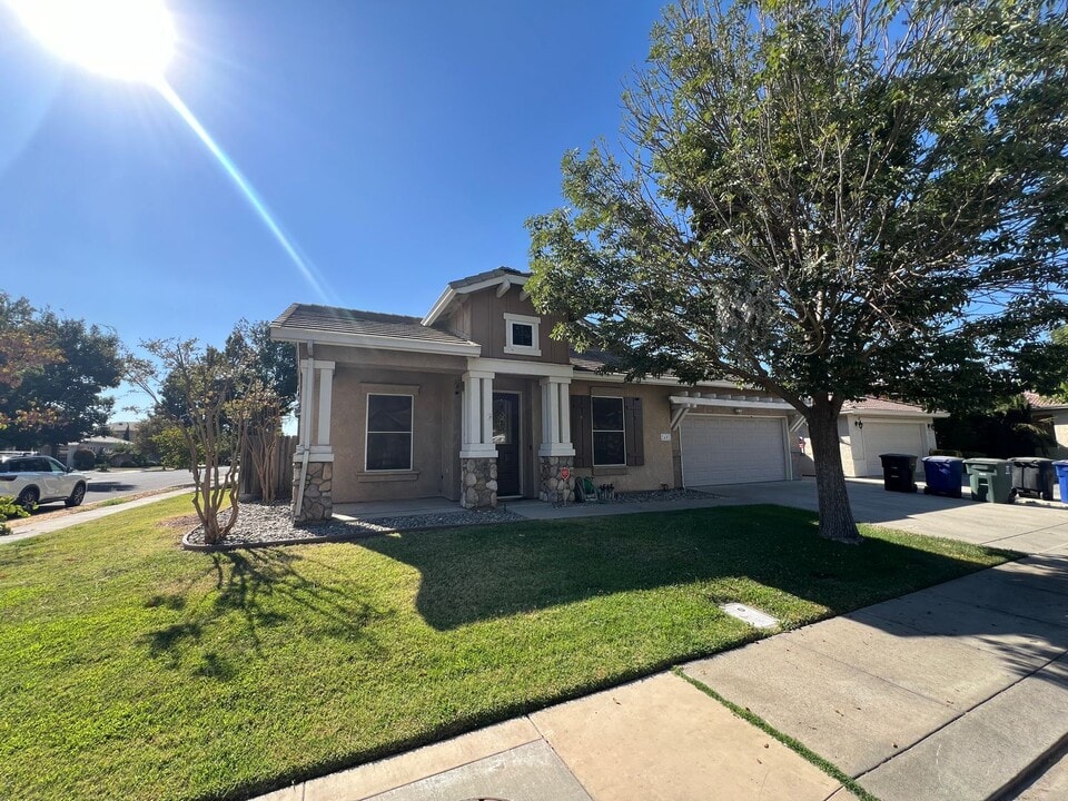 2401 Latour Ct in Modesto, CA - Building Photo